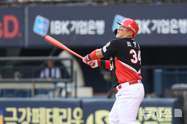 [서울=뉴시스]프로야구 KIA 타이거즈의 베테랑 타자 최형우가 17일 잠실구장에서 열린 2025 신한 쏠뱅크 두산 베어스와의 경기에 4번 지명타자로 선발 출전해 1회초 희생플라이를 쳐내며 타점을 올리고 있다. (사진=KIA 타이거즈 제공) 2025.08.17. photo@newsis.com