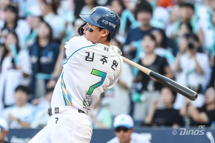 [서울=뉴시스] 김주원이 16일 창원NC파크에서 열린 2025 신한 쏠뱅크 KBO리그 한화 이글스와의 경기에서 안타를 치고 있다. (사진=NC 다이노스 제공) 2025.08.16. *재판매 및 DB 금지