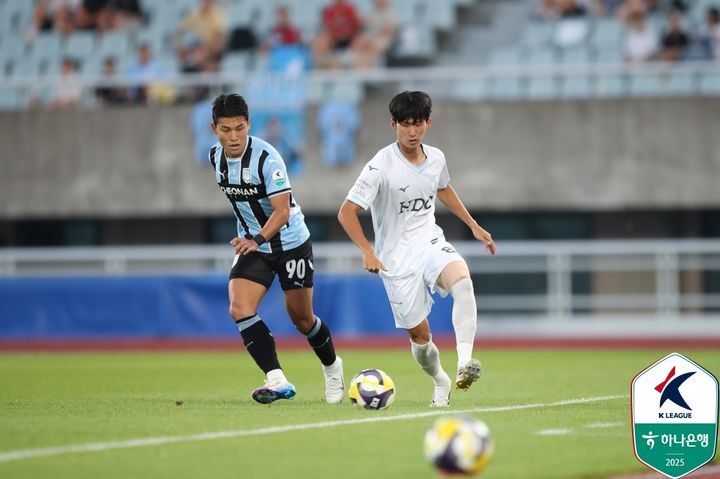 [서울=뉴시스] 프로축구 K리그2 천안시티FC의 구대영, 부산 아이파크의 김세훈. (사진=한국프로축구연맹 제공) *재판매 및 DB 금지