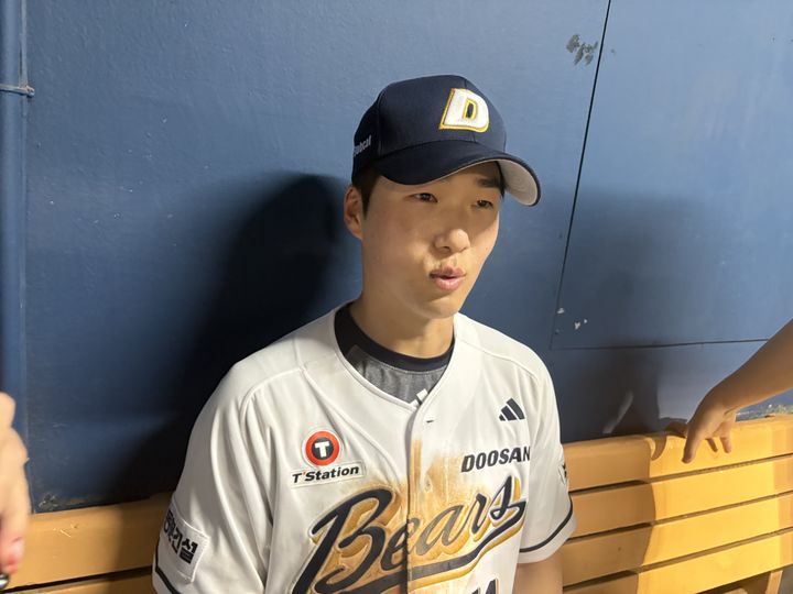 [서울=뉴시스] 신유림 기자=프로야구 두산 베어스의 외야수 조수행이 17일 잠실구장에서 열린 2025 신한 쏠뱅크 KIA 타이거즈와의 경기에 7회에 대주자로 출전해 8회 역전 적시타를 친 뒤 수훈 인터뷰에 임하고 있다. 2025.08.17. spicy@newsis.com *재판매 및 DB 금지