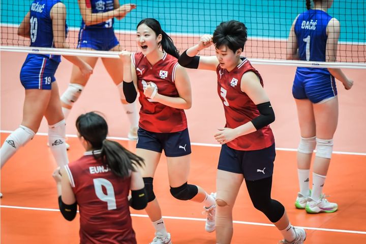 [서울=뉴시스] 한국 21세 이하(U-21) 여자배구 대표팀이 17일(한국 시간) 인도네시아 수라바야에서 열린 2025 국제배구연맹(FIVB) U-21 세계선수권대회 13~14위 순위 결정전에서 세르비아를 상대로 득점을 올린 뒤 기뻐하고 있다. (사진=FIVB 공식 홈페이지 캡처) 2025.08.17. *재판매 및 DB 금지