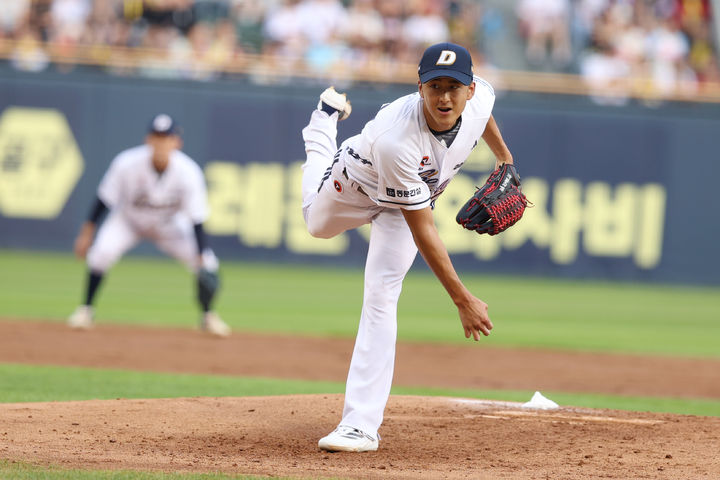 [서울=뉴시스] 프로야구 두산 베어스 제환유가 17일 서울 잠실구장에서 열린 2025 신한 쏠뱅크 KBO리그 KIA 타이거즈와의 경기에 선발 등판해 공을 던지고 있다. (사진=두산 베어스 제공) 2025.08.17. *재판매 및 DB 금지