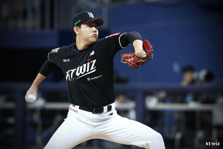 [서울=뉴시스] 프로야구 KT 위즈 소형준이 15일 서울 고척스카이돔에서 열린 2025 신한 쏠뱅크 KBO리그 키움 히어로즈와의 경기에 불펜 등판해 공을 던지고 있다. (사진=KT 위즈 제공) 2025.08.15. *재판매 및 DB 금지