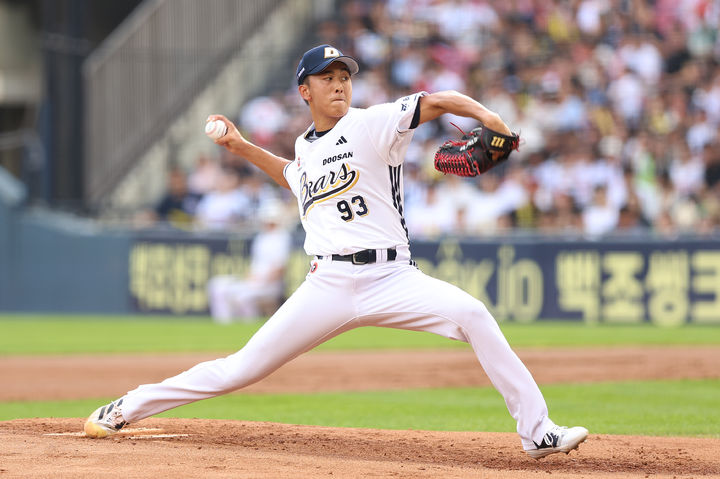 [서울=뉴시스] 프로야구 두산 베어스의 우완 투수 제환유가 17일 잠실구장에서 열린 2025 신한 쏠뱅크 KBO리그 KIA 타이거즈와의 경기에 선발 등판해 역투하고 있다. (사진=두산 베어스 제공) 2025.08.17. photo@newsis.com *재판매 및 DB 금지