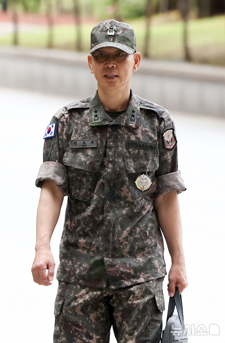 [서울=뉴시스] 김선웅 기자 = 평양 무인기 침투 관여 의혹을 받는 김용대 전 드론작전사령관이 17일 서울 서초구 서울고등검찰청에 위치한 내란특검에서 진행되는 피의자 조사에 출석하고 있다. 2025.08.17. mangusta@newsis.com