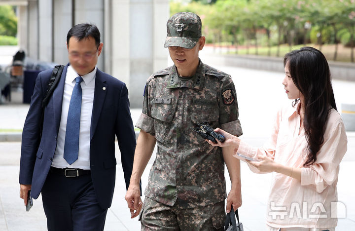 [서울=뉴시스] 김선웅 기자 = 평양 무인기 침투 관여 의혹을 받는 김용대 전 드론작전사령관이 17일 서울 서초구 서울고등검찰청에 위치한 내란특검에서 진행되는 피의자 조사에 출석하고 있다. 2025.08.17. mangusta@newsis.com