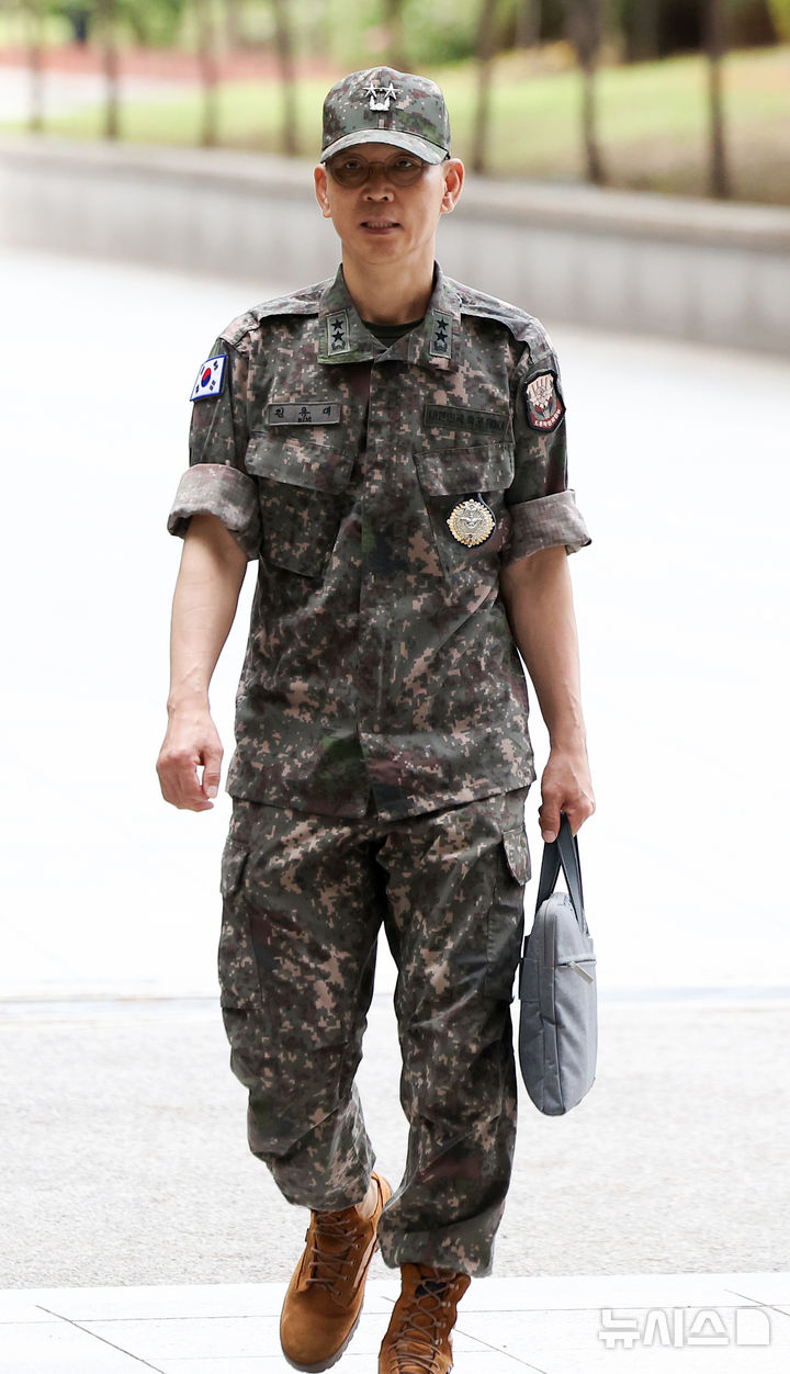 [서울=뉴시스] 김선웅 기자 = 평양 무인기 침투 관여 의혹을 받는 김용대 전 드론작전사령관이 17일 서울 서초구 서울고등검찰청에 위치한 내란특검에서 진행되는 피의자 조사에 출석하고 있다. 2025.08.17. mangusta@newsis.com