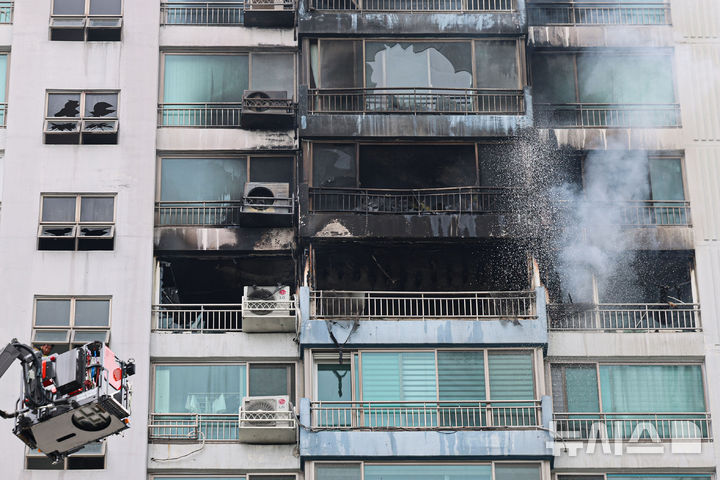 [서울=뉴시스] 권창회 기자 = 17일 서울 마포구 창전동 한 아파트에서 화재가 발생해 소방대원들이 잔불을 정리하고 있다. 2025.08.17. kch0523@newsis.com