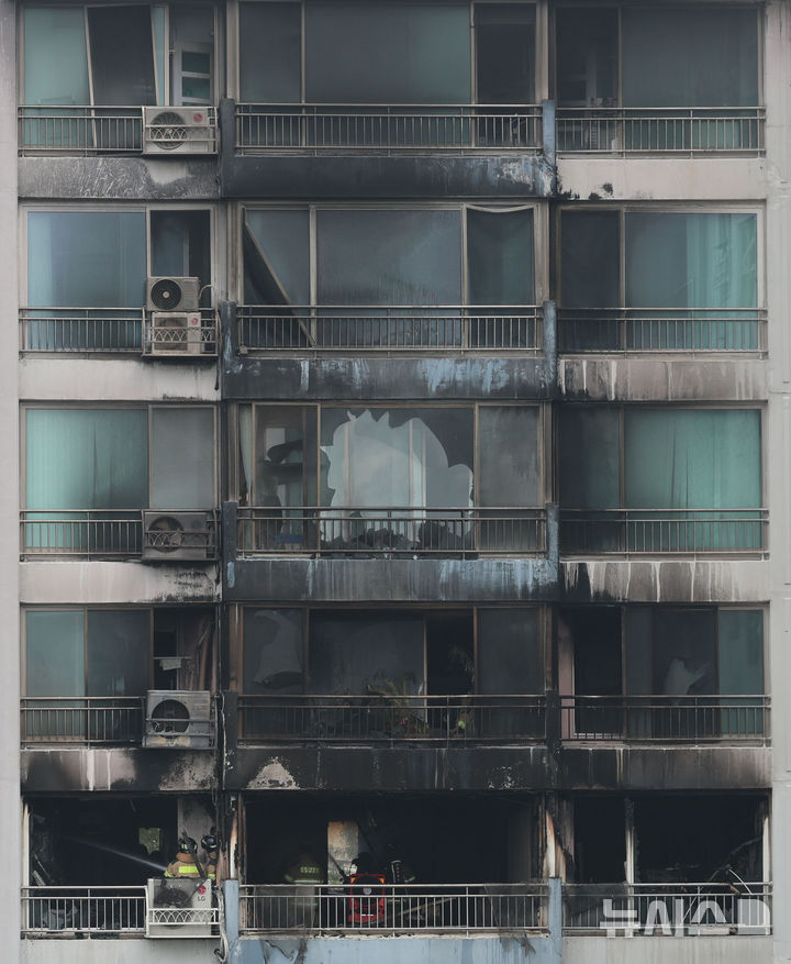 [서울=뉴시스] 권창회 기자 = 17일 서울 마포구 창전동 한 아파트에서 화재가 발생해 소방대원들이 잔불을 정리하고 있다. 2025.08.17. kch0523@newsis.com