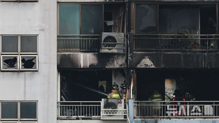 [서울=뉴시스] 권창회 기자 = 17일 서울 마포구 창전동 한 아파트에서 화재가 발생해 소방대원들이 잔불을 정리하고 있다. 2025.08.17. kch0523@newsis.com