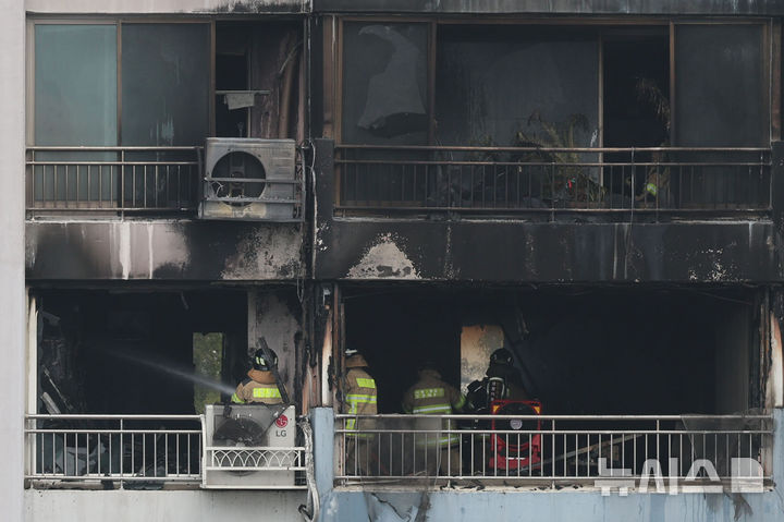 [서울=뉴시스] 권창회 기자 = 17일 서울 마포구 창전동 한 아파트에서 화재가 발생해 소방대원들이 잔불을 정리하고 있다. 2025.08.17. kch0523@newsis.com
