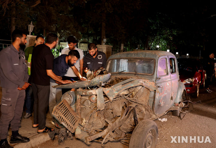 [다마스쿠스( 시리아)=신화/뉴시스] 시리아의 다마스쿠스 부근 메제지역에서 8월 16일 밤에 일어난 폭탄 테러 후 경찰이 불탄 차량을 조사하고 있다. 17일에는 알레포에서도 한 남성이 폭탄 벨트를 차고 이를 폭발시키는 자폭테러를 감행했지만 사상자는 없었다고 시리아 국영 SANA통신이 보도했다. 2025.08.18.  
