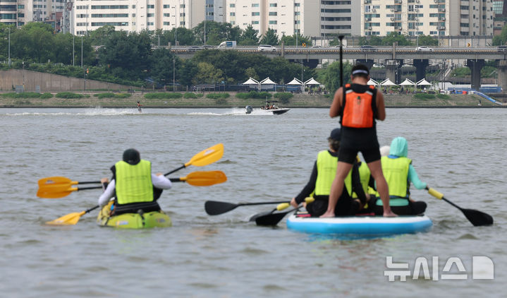 [서울=뉴시스] 권창회 기자 = 17일 서울 마포구 난지한강공원에서 시민들이 2025 한강페스티벌의 일환인 '카약 타Go, 패들보드 타Go' 행사를 즐기고 있다. 2025.08.17. kch0523@newsis.com