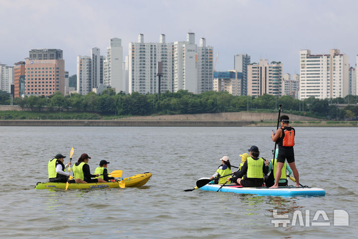 [서울=뉴시스] 권창회 기자 = 17일 서울 마포구 난지한강공원에서 시민들이 2025 한강페스티벌의 일환인 '카약 타Go, 패들보드 타Go' 행사를 즐기고 있다. 2025.08.17. kch0523@newsis.com