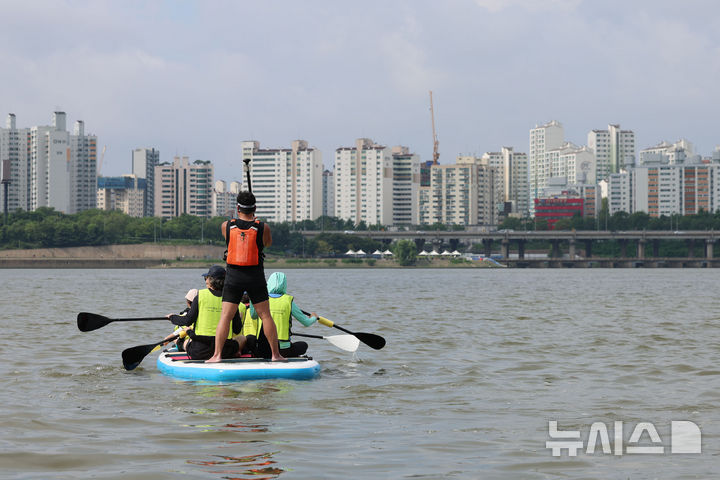 [서울=뉴시스] 권창회 기자 = 17일 서울 마포구 난지한강공원에서 시민들이 2025 한강페스티벌의 일환인 '카약 타Go, 패들보드 타Go' 행사를 즐기고 있다. 2025.08.17. kch0523@newsis.com
