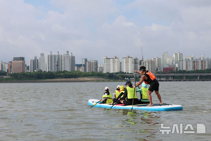 [서울=뉴시스] 권창회 기자 = 17일 서울 마포구 난지한강공원에서 시민들이 2025 한강페스티벌의 일환인 '카약 타Go, 패들보드 타Go' 행사를 즐기고 있다. 2025.08.17. kch0523@newsis.com