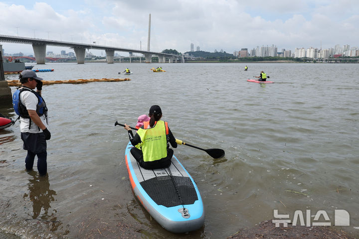 [서울=뉴시스] 권창회 기자 = 17일 서울 마포구 난지한강공원에서 시민들이 2025 한강페스티벌의 일환인 '카약 타Go, 패들보드 타Go' 행사를 즐기고 있다. 2025.08.17. kch0523@newsis.com