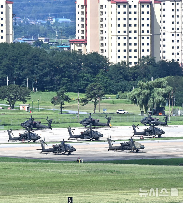 [평택=뉴시스] 김종택 기자 = 한미 연합훈련인 을지 자유의 방패(UFS·을지프리덤실드) 연습을 하루 앞둔 17일 경기 평택시 주한미군기지 캠프 험프리스에 아파치 헬기가 계류되어 있다. 2025.08.17. jtk@newsis.com