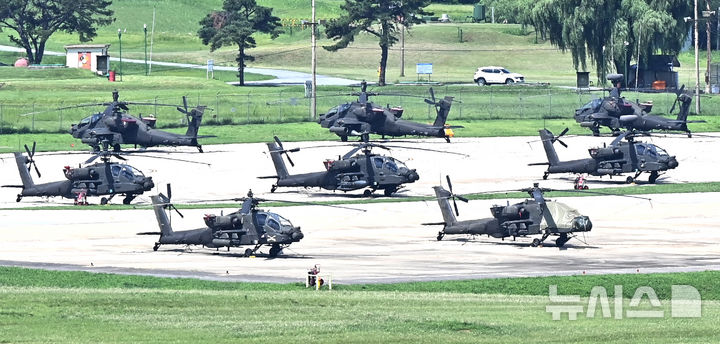 [평택=뉴시스] 김종택 기자 = 한미 연합훈련인 을지 자유의 방패(UFS·을지프리덤실드) 연습을 하루 앞둔 17일 경기 평택시 주한미군기지 캠프 험프리스에 아파치 헬기가 계류되어 있다. 2025.08.17. jtk@newsis.com