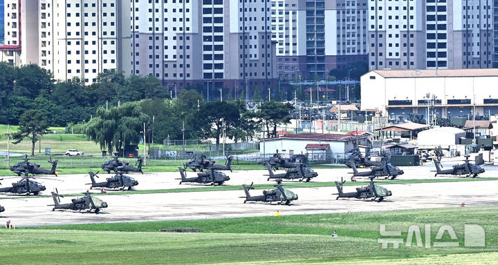 [평택=뉴시스] 김종택 기자 = 한미 연합훈련인 을지 자유의 방패(UFS·을지프리덤실드) 연습을 하루 앞둔 17일 경기 평택시 주한미군기지 캠프 험프리스에 아파치 헬기가 계류되어 있다. 2025.08.17. jtk@newsis.com