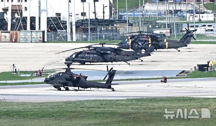 [평택=뉴시스] 김종택 기자 = 한미 연합훈련인 을지 자유의 방패(UFS·을지프리덤실드) 연습을 하루 앞둔 17일 경기 평택시 주한미군기지 캠프 험프리스에 아파치 헬기가 계류되어 있다. 2025.08.17. jtk@newsis.com