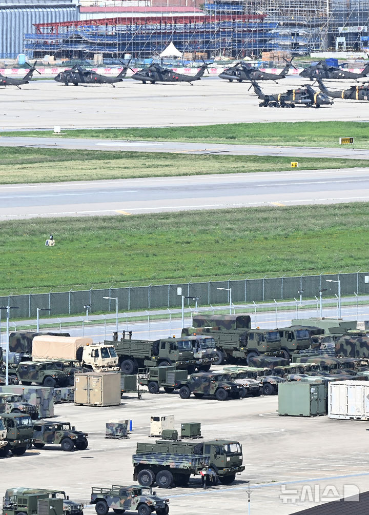 [평택=뉴시스] 김종택 기자 = 한미 연합훈련인 을지 자유의 방패(UFS·을지프리덤실드) 연습을 하루 앞둔 17일 경기 평택시 주한미군기지 캠프 험프리스에 트럭과 헬기가 계류되어 있다. 2025.08.17. jtk@newsis.com