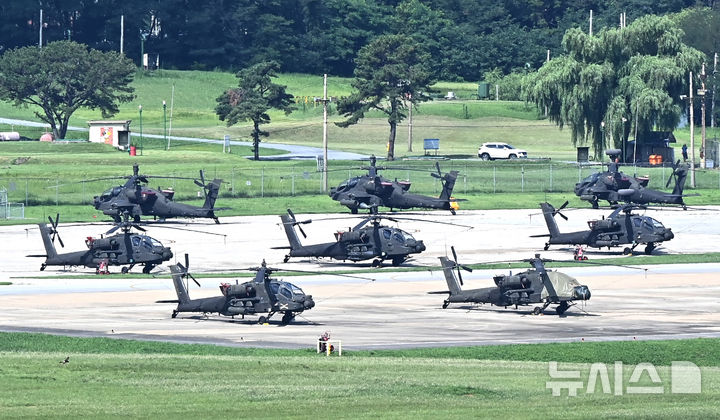 [평택=뉴시스] 김종택 기자 = 한미 연합훈련인 을지 자유의 방패(UFS·을지프리덤실드) 연습을 하루 앞둔 17일 경기 평택시 주한미군기지 캠프 험프리스에 아파치 헬기가 계류되어 있다. 2025.08.17. jtk@newsis.com