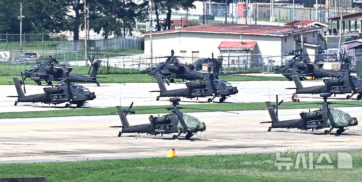 [평택=뉴시스] 김종택 기자 = 한미 연합훈련인 을지 자유의 방패(UFS·을지프리덤실드) 연습을 하루 앞둔 17일 경기 평택시 주한미군기지 캠프 험프리스에 아파치 헬기가 계류되어 있다. 2025.08.17. jtk@newsis.com