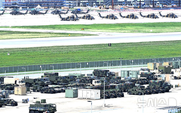 [평택=뉴시스] 김종택 기자 = 한미 연합훈련인 을지 자유의 방패(UFS·을지프리덤실드) 연습을 하루 앞둔 17일 경기 평택시 주한미군기지 캠프 험프리스에 트럭과 헬기가 계류되어 있다. 2025.08.17. jtk@newsis.com