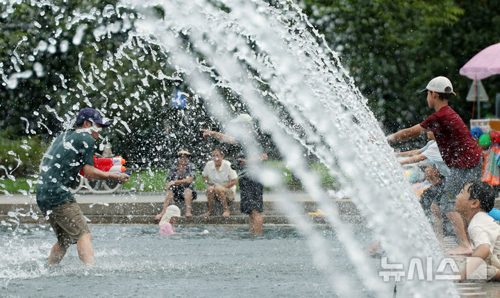 [서울=뉴시스] 고승민 기자 = 무더운 날씨를 보인 17일 서울 여의도 물빛광장 분수대를 찾은 어린이들이 즐거운 시간을 보내고 있다. 2025.08.17. kkssmm99@newsis.com