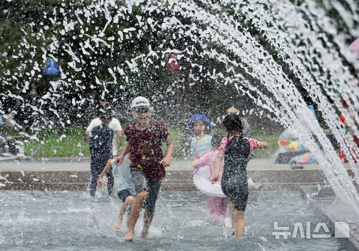 [서울=뉴시스] 고승민 기자 = 무더운 날씨를 보인 17일 서울 여의도 물빛광장 분수대를 찾은 어린이들이 즐거운 시간을 보내고 있다. 2025.08.17. kkssmm99@newsis.com