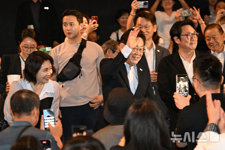 [서울=뉴시스] 최동준 기자 = 이재명 대통령과 김혜경 여사가 17일 서울 용산구 CGV에서 영화 '독립군:끝나지 않은 전쟁'을 관람 하기 위해 상영관에 입장하고 있다.   이 대통령은 광복 80주년을 기념해 SNS를 통해 함께 관람을 원하는 국민 신청을 받아 동반 관람했다. 2025.08.17. photocdj@newsis.com
