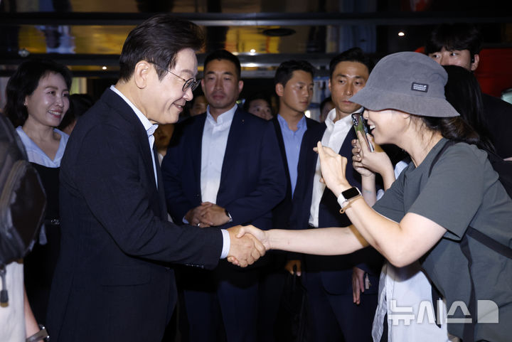 [서울=뉴시스] 최동준 기자 = 이재명 대통령과 김혜경 여사가 17일 서울 용산구 CGV에서 영화 '독립군:끝나지 않은 전쟁'을 관람 하기 위해 상영관에 입장하며 시민들과 인사하고 있다.   이 대통령은 광복 80주년을 기념해 SNS를 통해 함께 관람을 원하는 국민 신청을 받아 동반 관람했다. 2025.08.17. photocdj@newsis.com