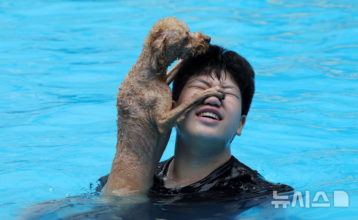[서울=뉴시스] 홍효식 기자 = 17일 서울 송파구 가든파이브라이프 중앙광장에서 열린 '하하호호 반려견 물놀이장'을 찾은 학생과 반려견이 물놀이를 즐기고 있다. 2025.08.17. yesphoto@newsis.com