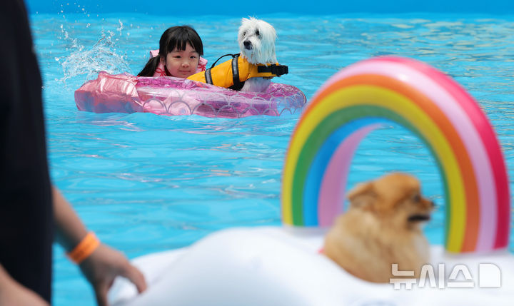[서울=뉴시스] 홍효식 기자 = 17일 서울 송파구 가든파이브라이프 중앙광장에서 열린 '하하호호 반려견 물놀이장'을 찾은 어린이와 반려견들이 물놀이를 즐기고 있다. 2025.08.17. yesphoto@newsis.com