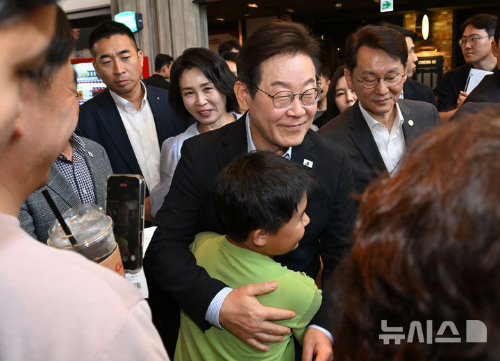 [서울=뉴시스] 최동준 기자 = 이재명 대통령과 김혜경 여사가 17일 서울 용산구 CGV에서 영화 '독립군:끝나지 않은 전쟁'을 관람한 뒤 상영관을 나서며 시민들과 인사하고 있다. 2025.08.17. photocdj@newsis.com