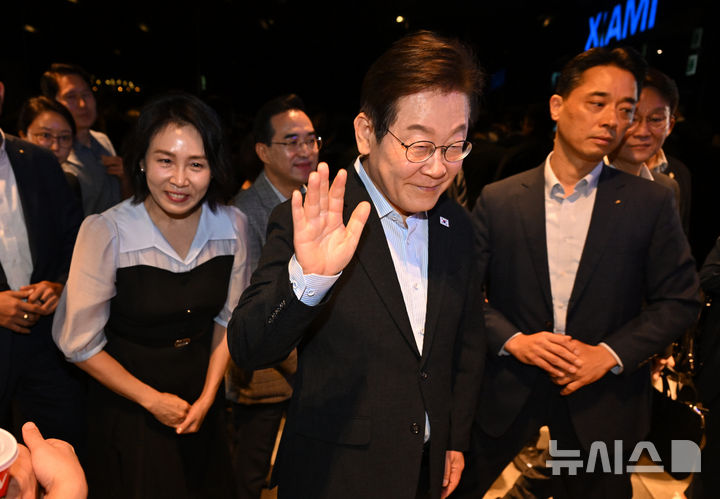 [서울=뉴시스] 최동준 기자 = 이재명 대통령과 김혜경 여사가 17일 서울 용산구 CGV에서 영화 '독립군:끝나지 않은 전쟁'을 관람한 뒤 상영관을 나서며 시민들과 인사하고 있다. 2025.08.17. photocdj@newsis.com