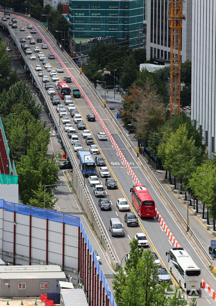 [서울=뉴시스] 권창회 기자 = 17일 서울 중구 서소문 고가차도 모습. 1966년에 지어진 서소문고가는 긴급 보수공사 필요한 '안전등급 D' 판정을 받아 안전을 위해 철거가 결정됐으며, 시민 불편과 교통혼잡 완화를 위해 단계적으로 차로를 축소한다. 2025.08.17. kch0523@newsis.com