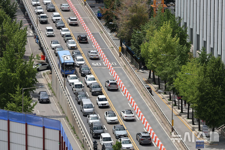[서울=뉴시스] 권창회 기자 = 17일 서울 중구 서소문 고가차도 모습. 1966년에 지어진 서소문고가는 긴급 보수공사 필요한 '안전등급 D' 판정을 받아 안전을 위해 철거가 결정됐으며, 시민 불편과 교통혼잡 완화를 위해 단계적으로 차로를 축소한다. 2025.08.17. kch0523@newsis.com