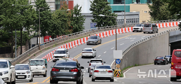 [서울=뉴시스] 권창회 기자 = 17일 서울 중구 서소문 고가차도 모습. 1966년에 지어진 서소문고가는 긴급 보수공사 필요한 '안전등급 D' 판정을 받아 안전을 위해 철거가 결정됐으며, 시민 불편과 교통혼잡 완화를 위해 단계적으로 차로를 축소한다. 2025.08.17. kch0523@newsis.com