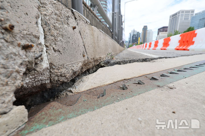 [서울=뉴시스] 권창회 기자 = 17일 서울 중구 서소문 고가차도 모습. 1966년에 지어진 서소문고가는 긴급 보수공사 필요한 '안전등급 D' 판정을 받아 안전을 위해 철거가 결정됐으며, 시민 불편과 교통혼잡 완화를 위해 단계적으로 차로를 축소한다. 2025.08.17. kch0523@newsis.com