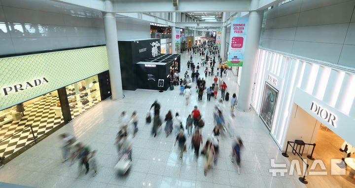 [인천공항=뉴시스] 황준선 기자 = 17일 인천국제공항 제1터미널 면세구역의 모습.인천국제공항 임대료를 두고 중국 관광객 감소와 소비자 구매패턴 변화 등으로 인한 적자로 임대료 인하를 요구한 면세점 업계에 대해 인천공항공사는 수용 불가 입장을 밝혀 면세점 측은 사업 철수까지 고려하는 등 갈등이 깊어지고 있다. 2025.08.17. hwang@newsis.com