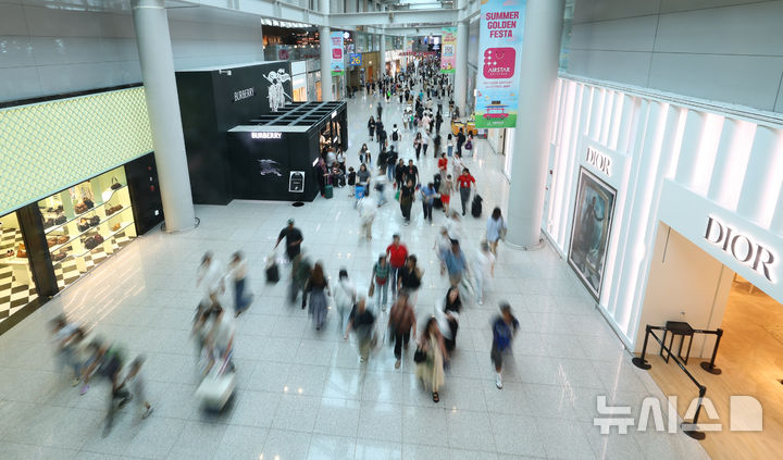 [인천공항=뉴시스] 황준선 기자 = 17일 인천국제공항 제1터미널 면세구역의 모습.인천국제공항 임대료를 두고 중국 관광객 감소와 소비자 구매패턴 변화 등으로 인한 적자로 임대료 인하를 요구한 면세점 업계에 대해 인천공항공사는 수용 불가 입장을 밝혀 면세점 측은 사업 철수까지 고려하는 등 갈등이 깊어지고 있다. 2025.08.17. hwang@newsis.com
