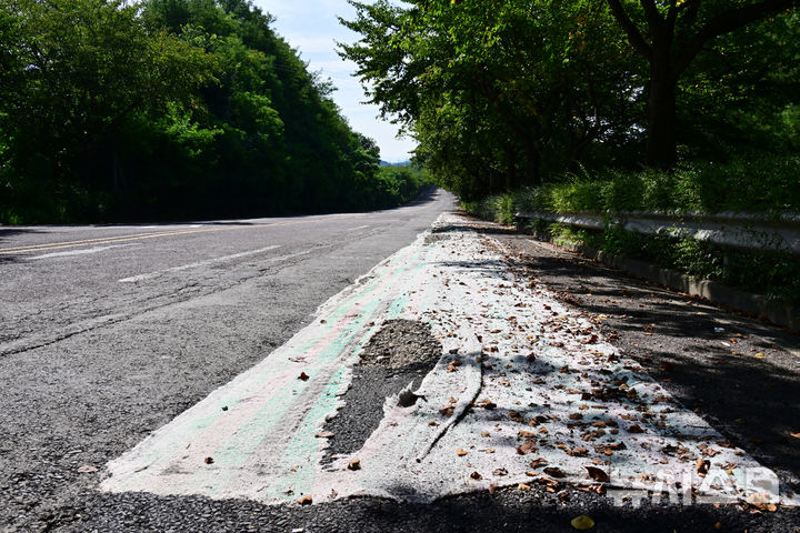 [사천=뉴시스] 차용현 기자 = 경남 사천시 용현면 선진공원 인근 도로가 잦은 공사 등으로 인해 패인 채 방치돼 있어 시민들의 눈살을 찌푸리게 하고 있다. 2025.08.17. 2025.08.17.con@newsis.com