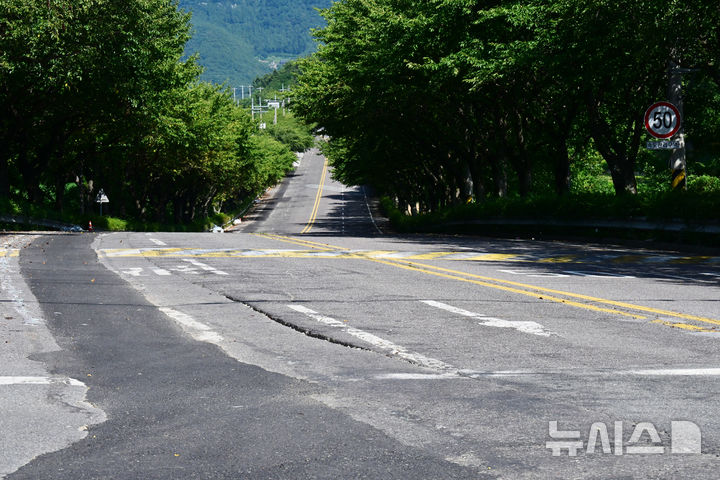 [사천=뉴시스] 차용현 기자 = 경남 사천시 용현면 선진공원 인근 도로가 잦은 공사 등으로 인해 패인 채 방치돼 있어 시민들의 눈살을 찌푸리게 하고 있다. 2025.08.17. 2025.08.17.con@newsis.com