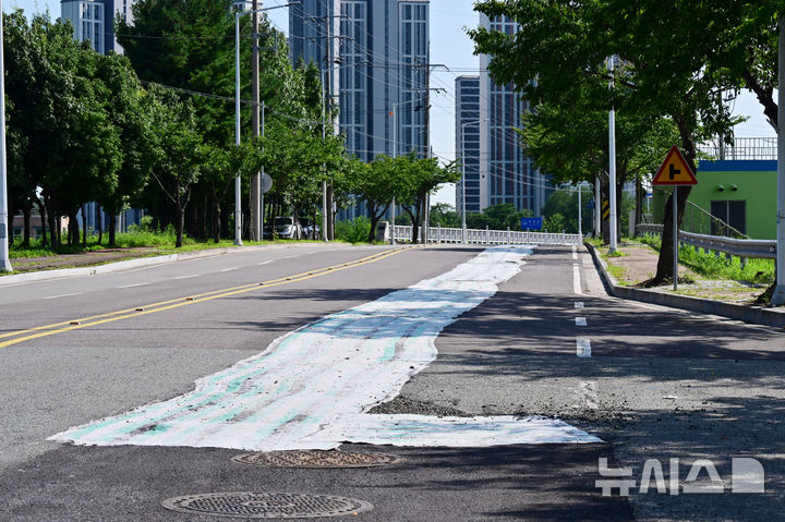 [사천=뉴시스] 차용현 기자 = 경남 사천시 용현면 선진공원 인근 도로가 잦은 공사 등으로 인해 패인 채 방치돼 있어 시민들의 눈살을 찌푸리게 하고 있다. 2025.08.17. 2025.08.17.con@newsis.com