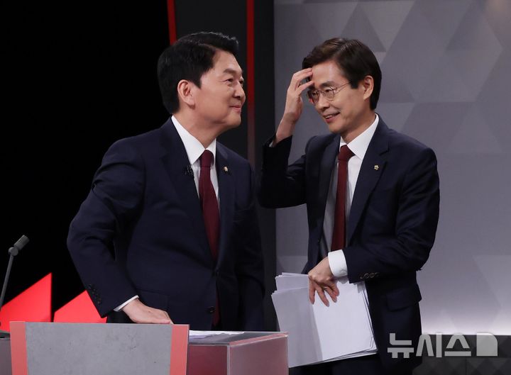 [서울=뉴시스] 국회사진기자단 = 국민의힘 안철수(왼쪽), 조경태 대표 후보가 17일 오후 서울 여의도 KBS에서 진행된 ‘후보자 TV토론회’ 참석하고 있다. 2025.08.17. photo@newsis.com