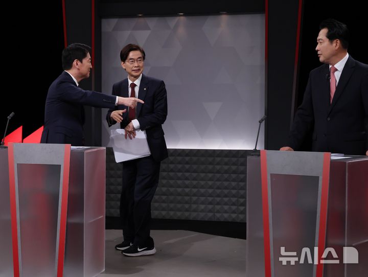 [서울=뉴시스] 국회사진기자단 = 국민의힘 안철수(왼쪽부터), 조경태, 장동혁 대표 후보가 17일 오후 서울 여의도 KBS에서 진행된 ‘당대표 후보자 TV토론회’ 참석하고 있다. 2025.08.17. photo@newsis.com