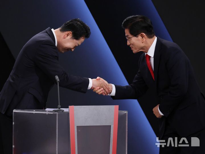 [서울=뉴시스] 국회사진기자단 = 국민의힘 김문수(오른쪽), 장동혁 당대표 후보가 17일 오후 서울 여의도 KBS에서 진행된 ‘당대표 후보자 TV토론회’ 에 참석해 악수를 하고 있다. 2025.08.17. photo@newsis.com