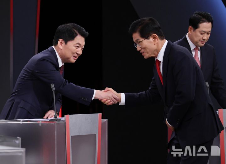 [서울=뉴시스] 국회사진기자단 = 국민의힘 김문수(오른쪽), 안철수 당대표 후보가 17일 오후 서울 여의도 KBS에서 진행된 ‘당대표 후보자 TV토론회’ 에 참석해 악수를 하고 있다. 2025.08.17. photo@newsis.com